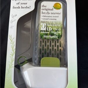 Prepara Herb-Savor Green Herb Keeper